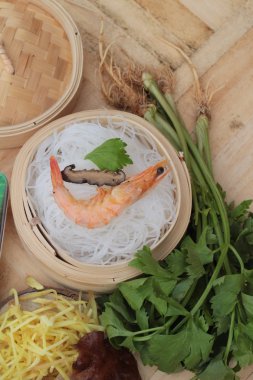 Erişte ve kereviz yaprakları ile pişmiş karides