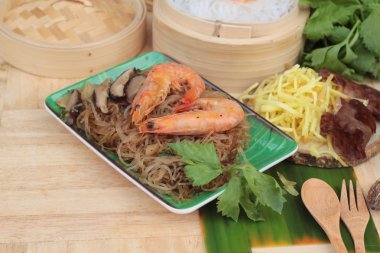 Erişte ve kereviz yaprakları ile pişmiş karides