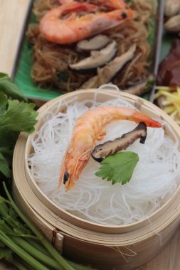 Erişte ve kereviz yaprakları ile pişmiş karides