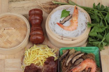 Erişte ve kereviz yaprakları ile pişmiş karides