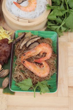 Erişte ve kereviz yaprakları ile pişmiş karides