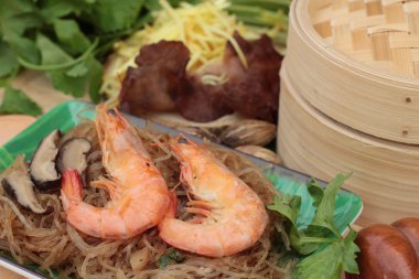 Erişte ve kereviz yaprakları ile pişmiş karides