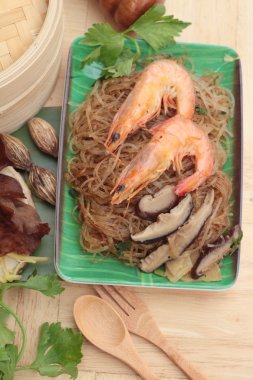 Erişte ve kereviz yaprakları ile pişmiş karides