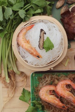 Erişte ve kereviz yaprakları ile pişmiş karides