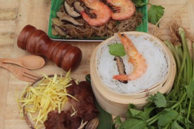 Erişte ve kereviz yaprakları ile pişmiş karides