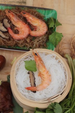Erişte ve kereviz yaprakları ile pişmiş karides