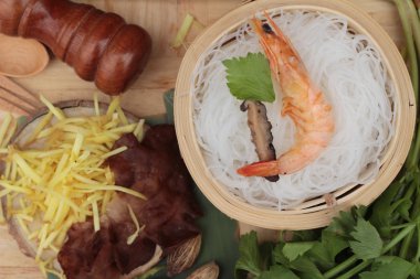 Erişte ve kereviz yaprakları ile pişmiş karides