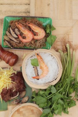 Erişte ve kereviz yaprakları ile pişmiş karides