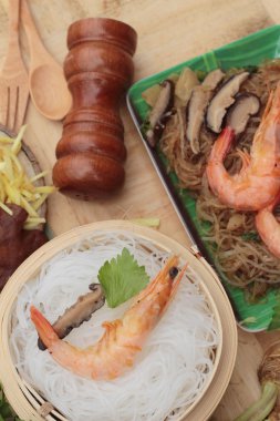 Erişte ve kereviz yaprakları ile pişmiş karides