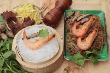 Erişte ve kereviz yaprakları ile pişmiş karides