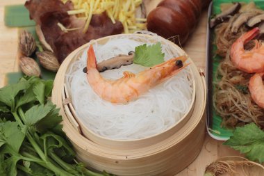 Erişte ve kereviz yaprakları ile pişmiş karides