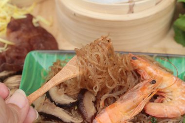 Erişte ve kereviz yaprakları ile pişmiş karides