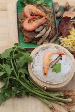 Erişte ve kereviz yaprakları ile pişmiş karides