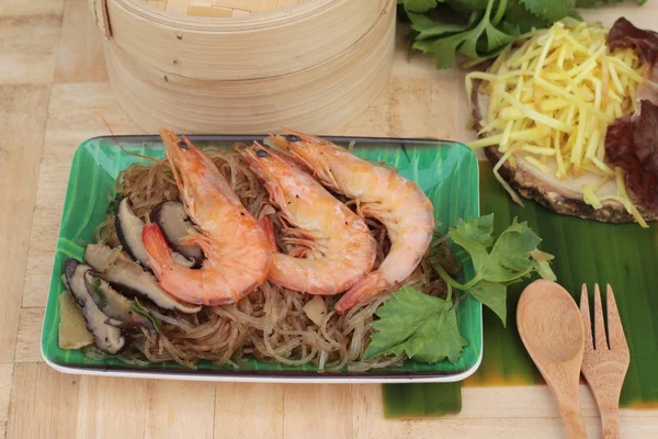 Erişte ve kereviz yaprakları ile pişmiş karides