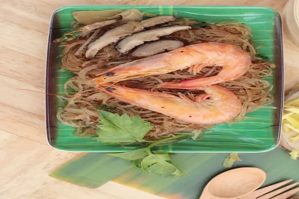 Camarones al horno con vermicelli y hojas de apio — Foto de Stock