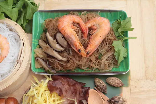 Camarones al horno con vermicelli y hojas de apio —  Fotos de Stock