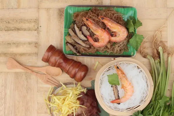 粉丝和芹菜叶烤的虾 — 图库照片