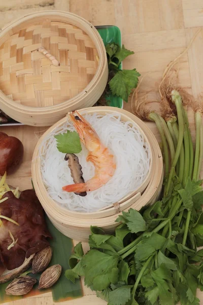 Camarones al horno con vermicelli y hojas de apio — Foto de Stock