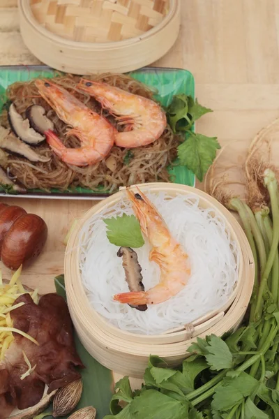 Camarones al horno con vermicelli y hojas de apio — Foto de Stock