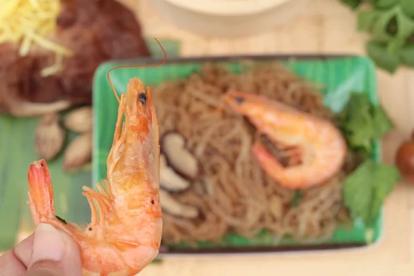 Gamberetti al forno con vermicelli e foglie di sedano — Foto Stock