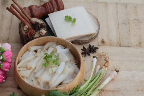 Sopa de macarrão com carne de porco, comida chinesa — Fotografia de Stock