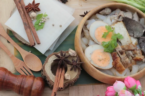 Sopa de fideos con cerdo, comida china — Foto de Stock