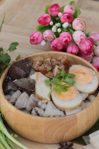 Sup gulung mie dengan daging babi, makanan cina — Stok Foto