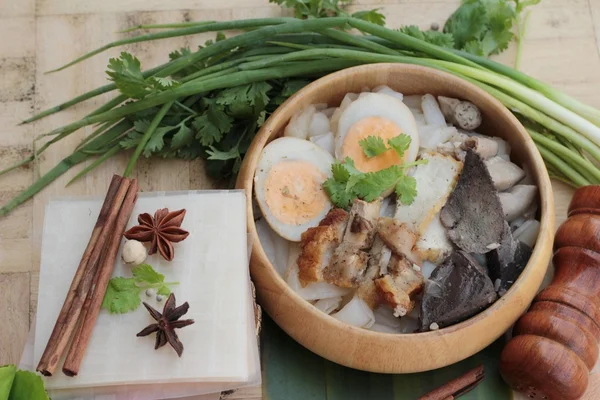 Суп з локшиною зі свининою, китайська їжа — стокове фото