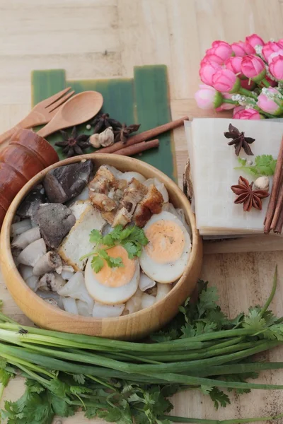 Soupe roulée de nouilles au porc, nourriture chinoise — Photo