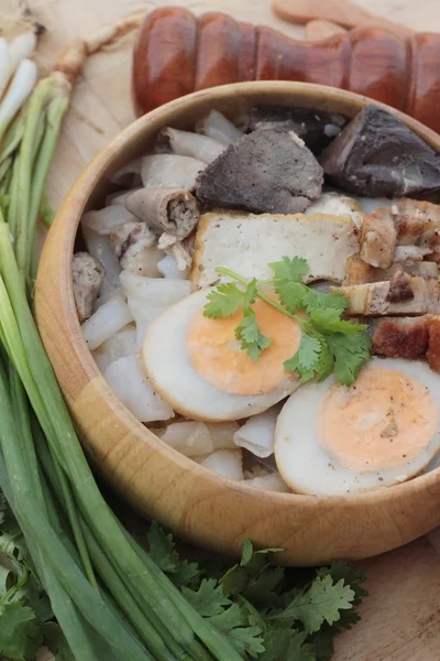 Soupe roulée de nouilles au porc, nourriture chinoise — Photo