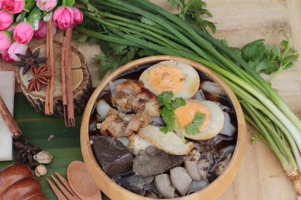 Sopa de macarrão com carne de porco, comida chinesa — Fotografia de Stock