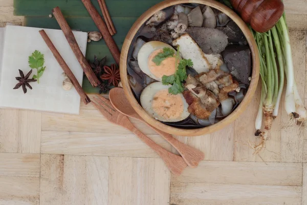 Soupe roulée de nouilles au porc, nourriture chinoise — Photo