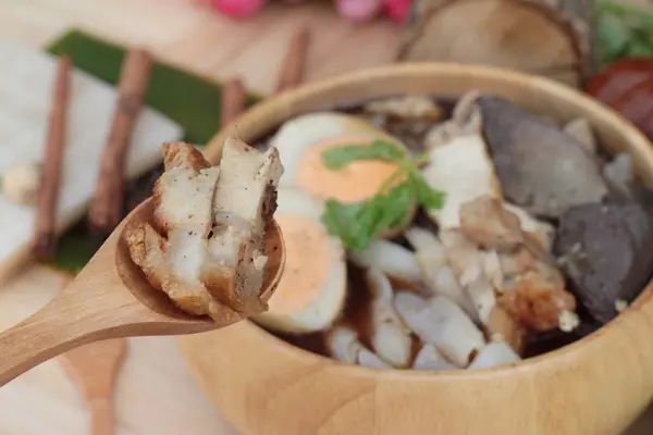 Soupe roulée de nouilles au porc, nourriture chinoise — Photo