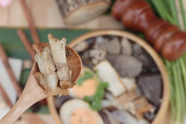 Soupe roulée de nouilles au porc, nourriture chinoise — Photo