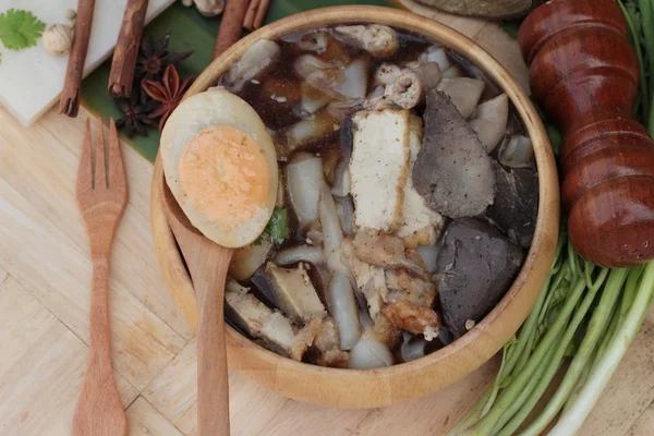 Sopa de macarrão com carne de porco, comida chinesa — Fotografia de Stock