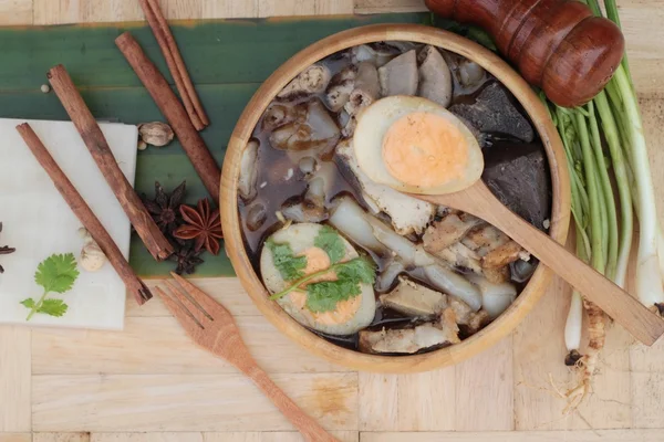 Sopa de fideos con cerdo, comida china —  Fotos de Stock