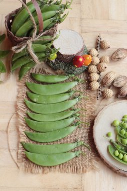 Taze yeşil bezelye pod ahşap arka plan üzerinde