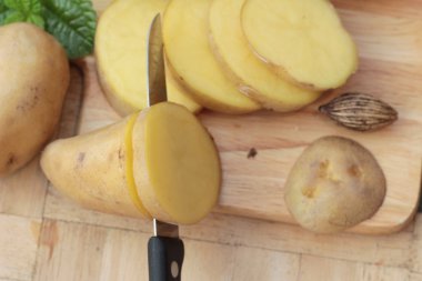 Patates çiğ sebze yemek pişirmek için dilimleri ile