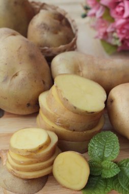 Patates çiğ sebze yemek pişirmek için dilimleri ile