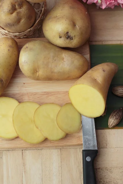 Pommes de terre légumes crus avec des tranches pour la cuisson — Photo
