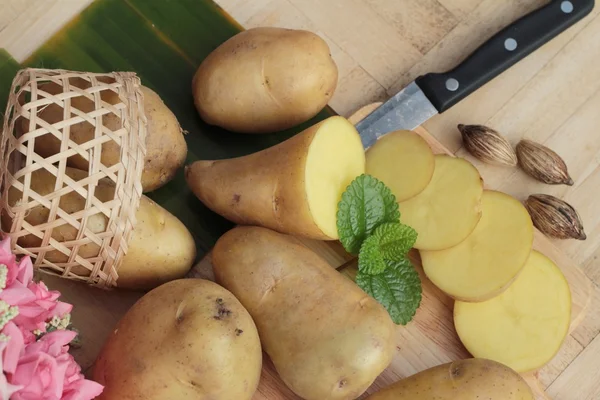 Potatoes raw vegetables with slices for cooking — Stock Photo, Image