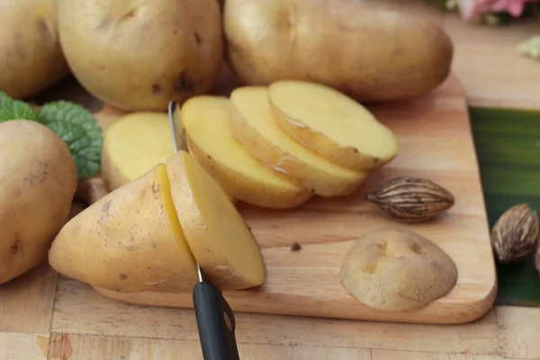 Potatoes raw vegetables with slices for cooking — Stock Photo, Image