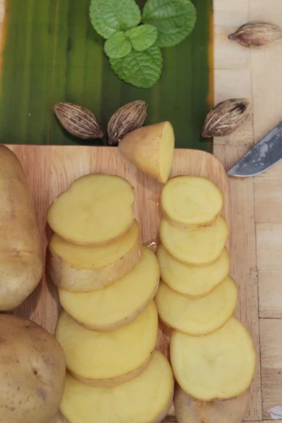 Potatis råa grönsaker med skivor för matlagning — Stockfoto