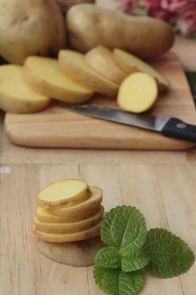 Pommes de terre légumes crus avec des tranches pour la cuisson — Photo