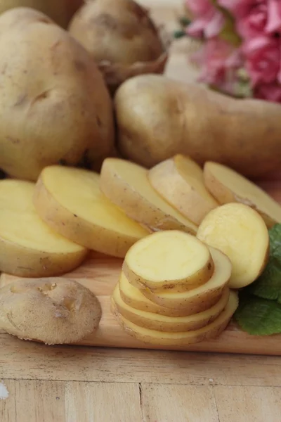 Batatas vegetais crus com fatias para cozinhar — Fotografia de Stock