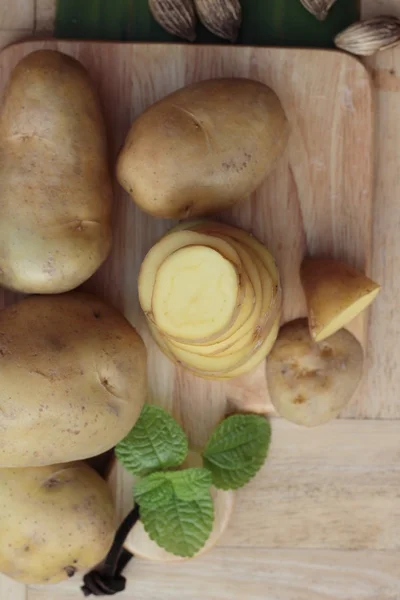Surowe warzywa ziemniaki z plastrami do gotowania — Zdjęcie stockowe