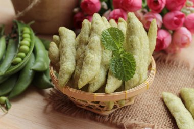 Pişmiş bezelye gevrek ve taze yeşil bezelye pod