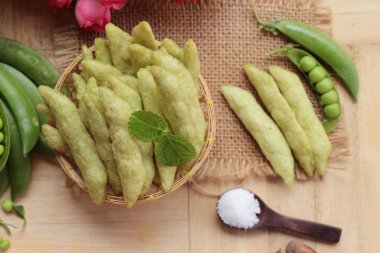 Pişmiş bezelye gevrek ve taze yeşil bezelye pod