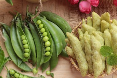 Pişmiş bezelye gevrek ve taze yeşil bezelye pod