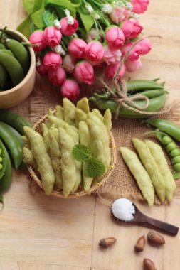 Pişmiş bezelye gevrek ve taze yeşil bezelye pod